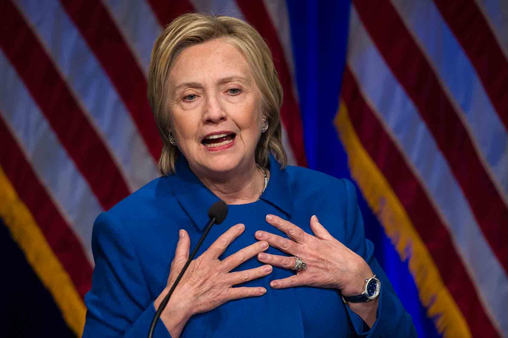 Hillary Clinton har gjort sitt första offentliga framträdande sedan förlusttalet dagen efter presidentvalet.