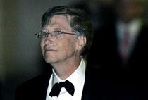 Bill Gates festade loss med brudparet under fredagsnatten, här anländer han till kyrkan.