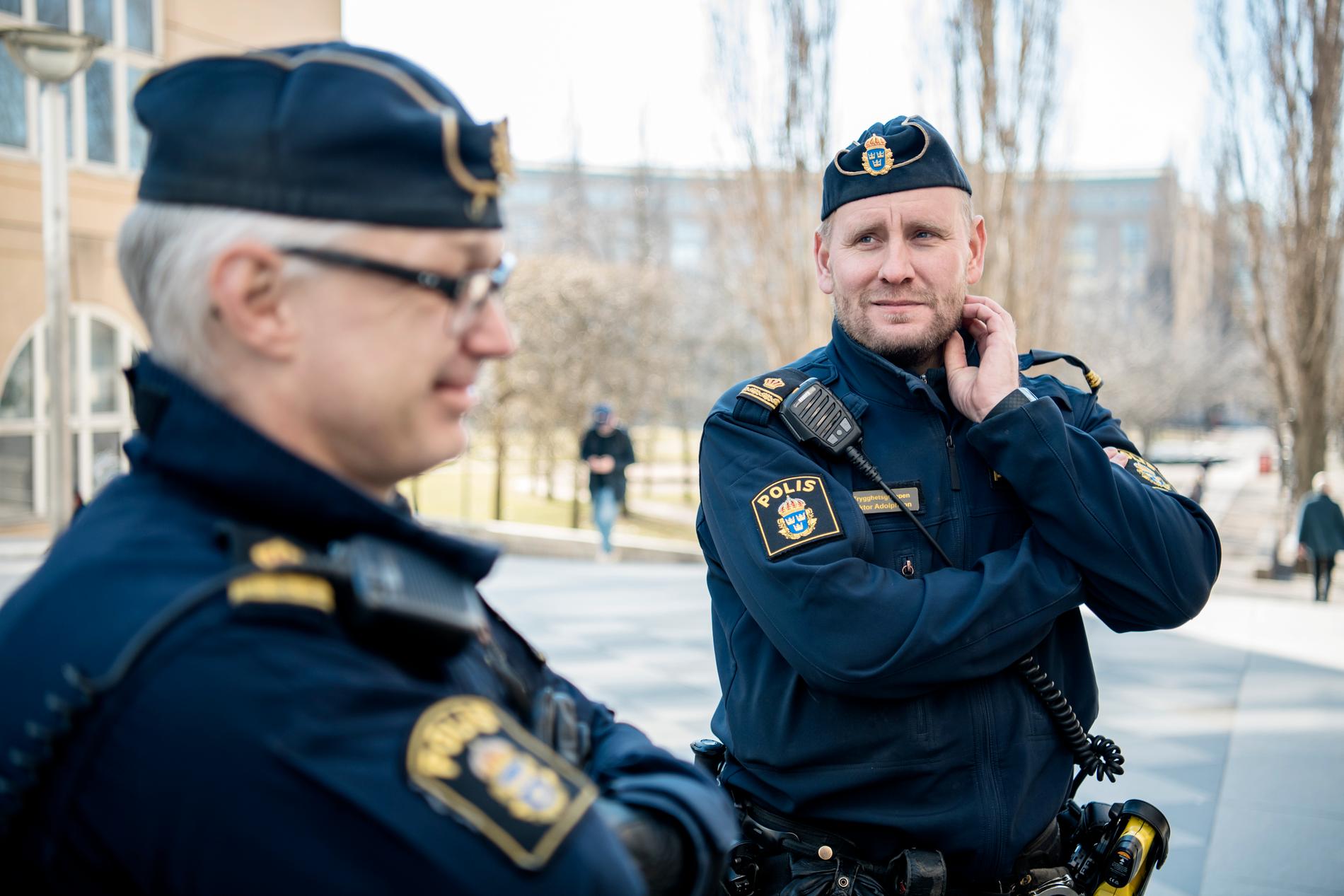 Poliserna Viktor Adolphson och kollegan Niclas Lindqvist.