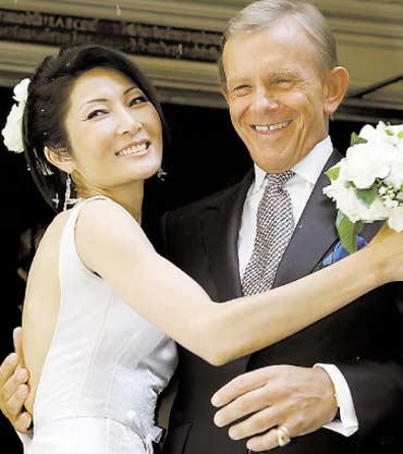 När kungens vän Noppe Lewenhaupt, 57, gifte sig med Lee Haeng-Wha, 44, var ”alla” där, utom kungen. Drottning Silvia ville inte att de skulle gå eftersom hon tycker att bruden är för ung.