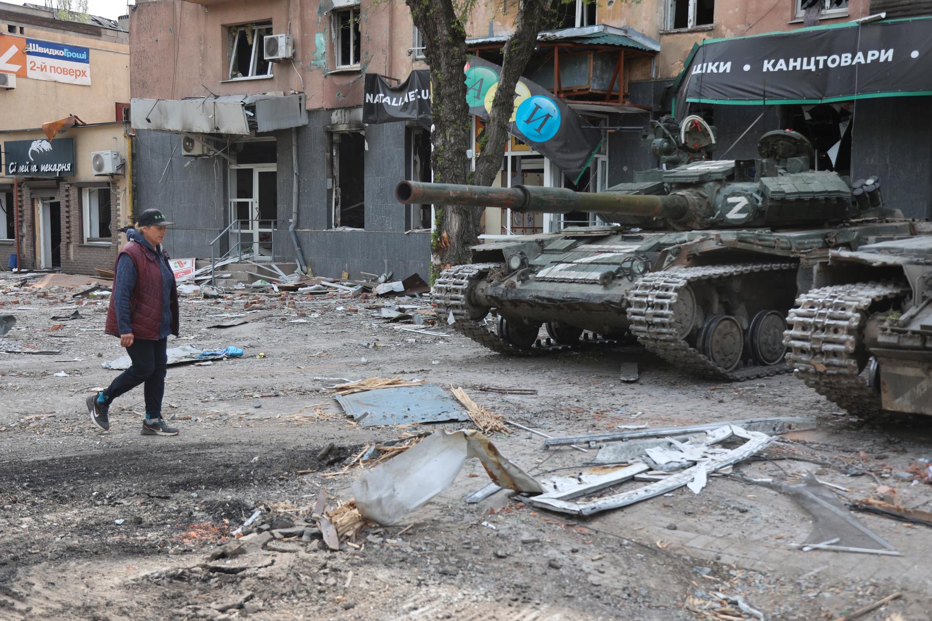 Ryska stridsvagnar på gatan i Donetsk.
