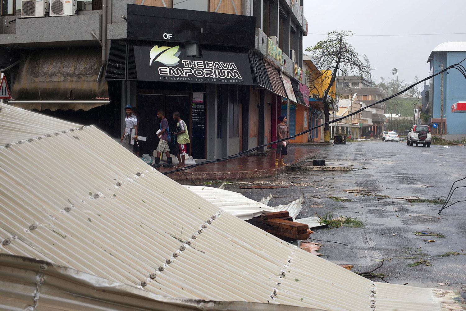 I huvudstaden Port Vila är skadorna tydliga. Nio av tio hus har skadats efter cyklonen Pams härjningar.