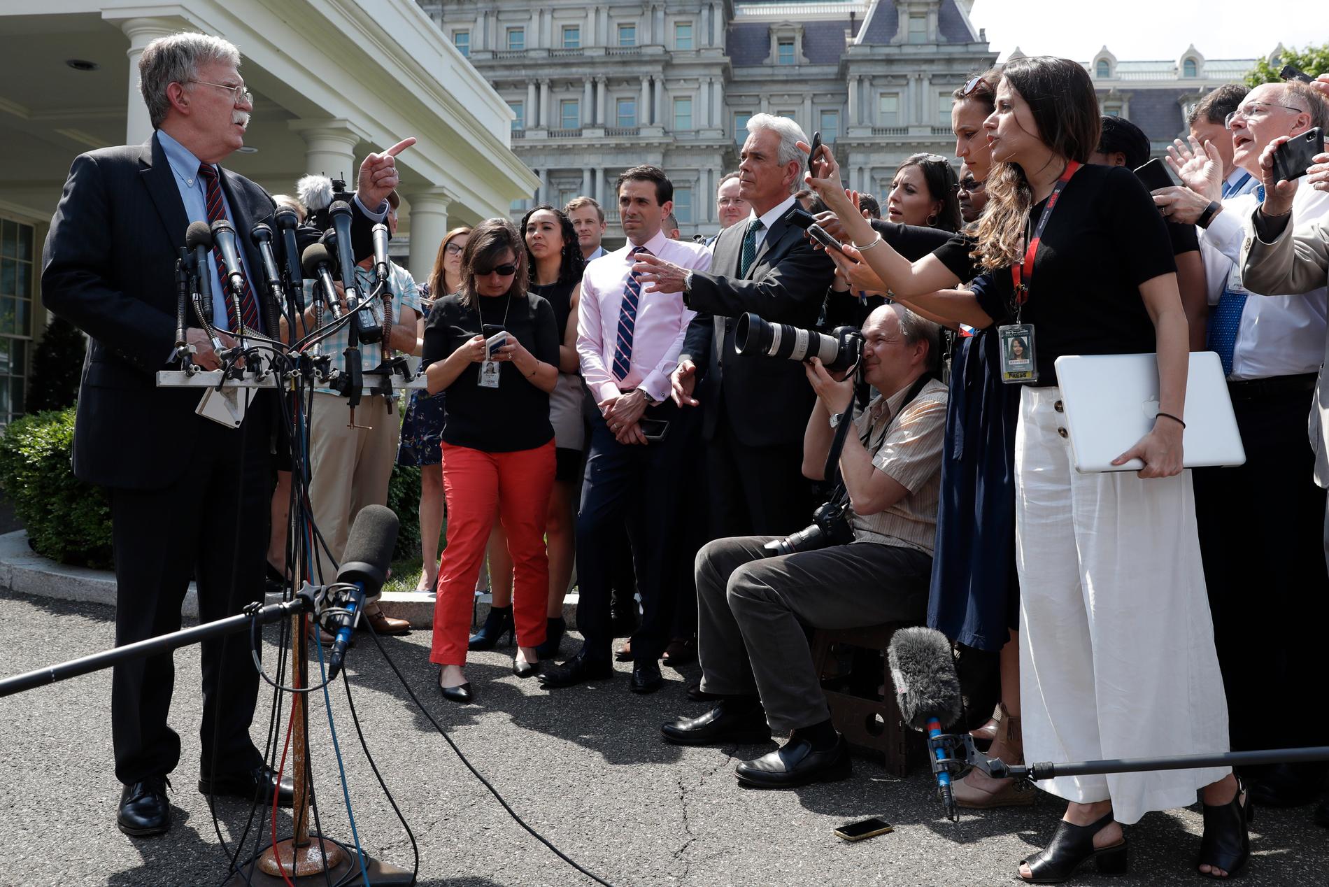 USA:s nationelle säkerhetsrådgivare John Bolton säger att krafter inom Venezuelas regim samtalar med oppositionen om en fredlig övergång av makten.