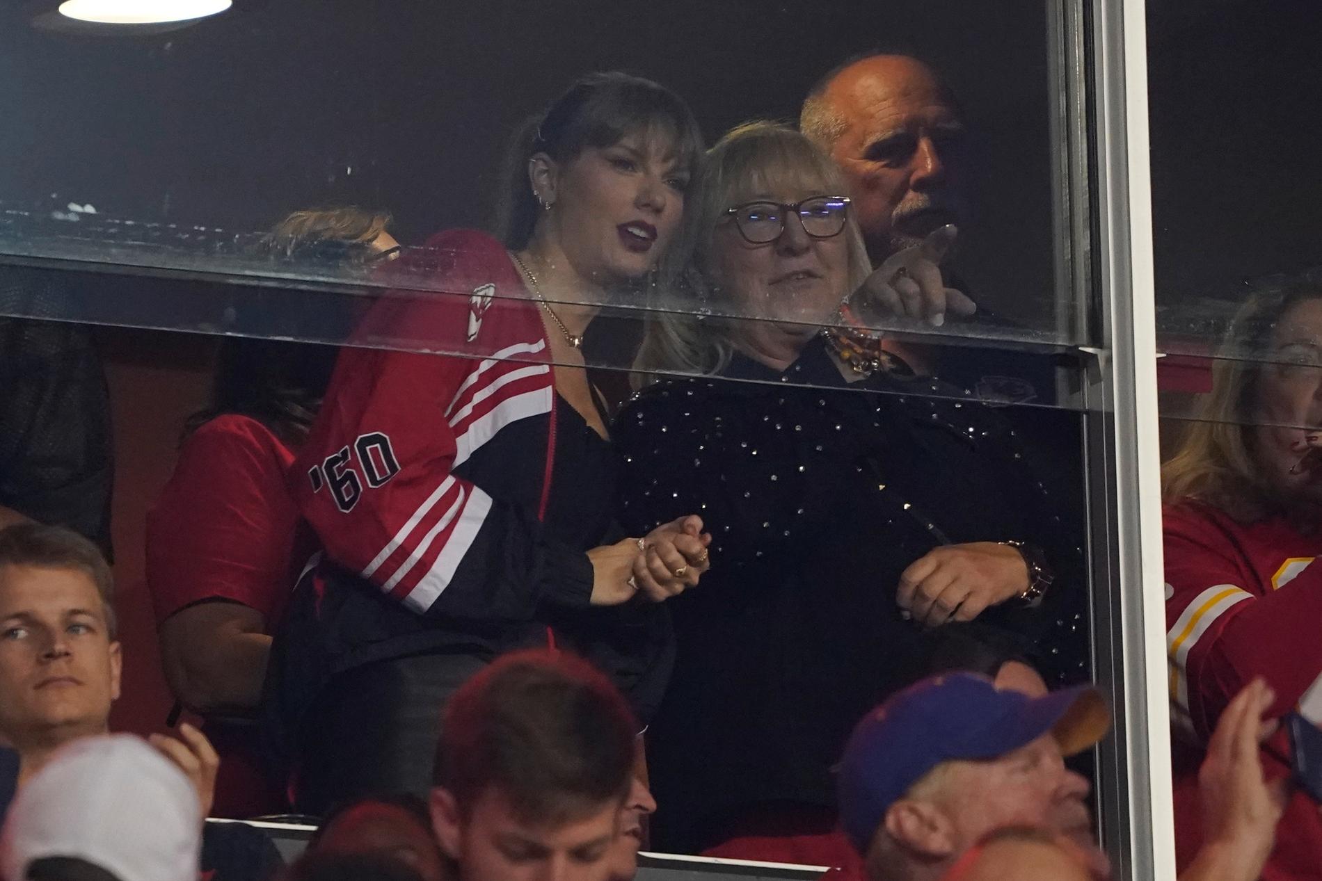 Taylor Swift och Travis Kelces mamma Donna på läktaren under matchen mellan Kansas City Chiefs och Denver Broncos på torsdagskvällen. 