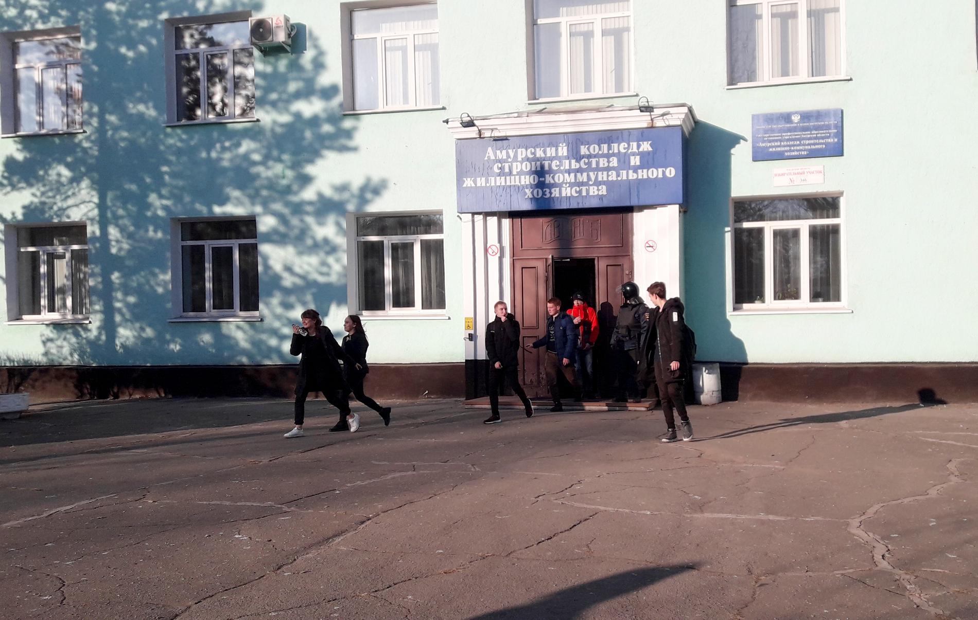 Studenter lämnar högskolan i ryska Blagovesjtjensk i samband med skjutningen.