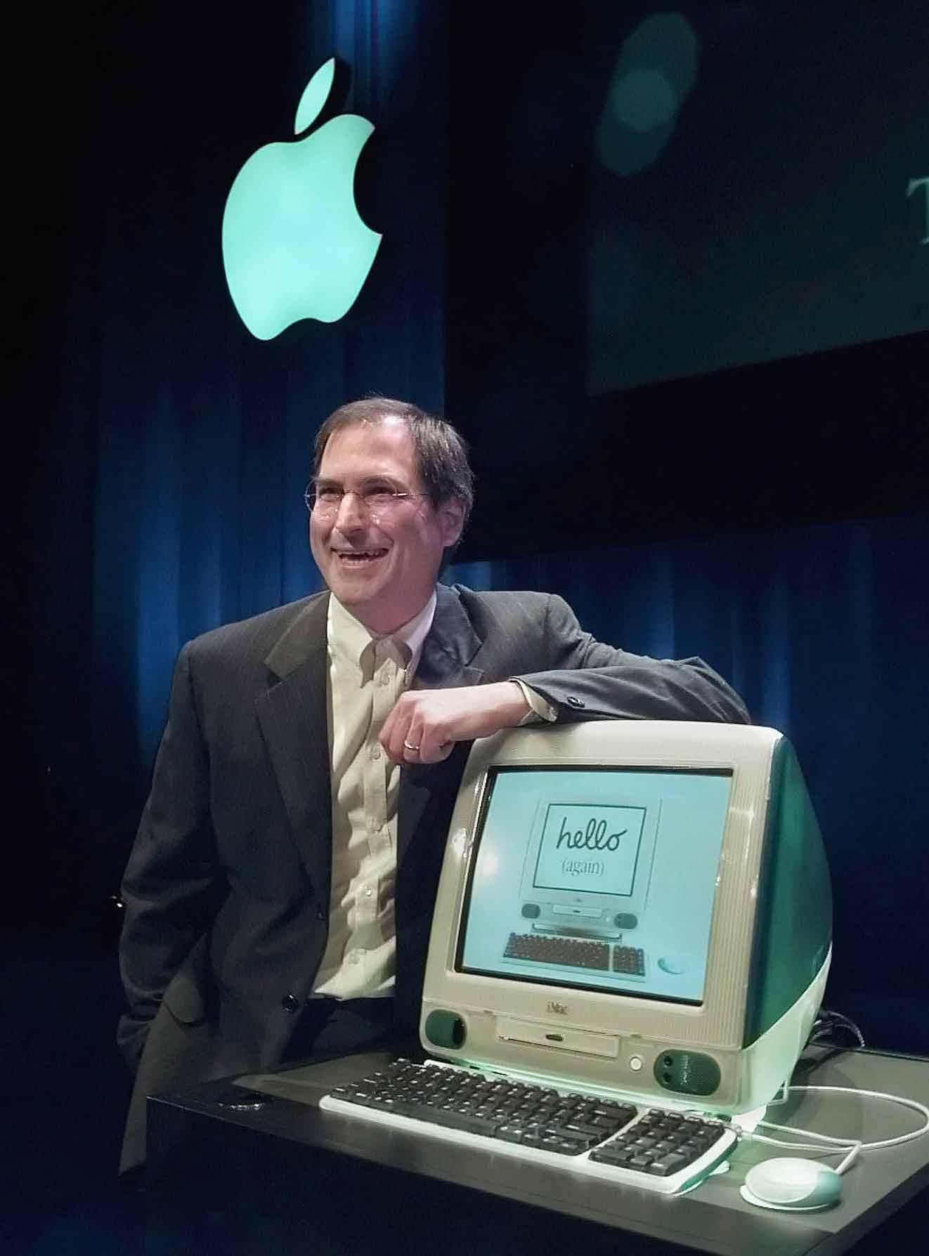Ny Steve Jobs hänger nonchalant på sin nya skapelse: Imac. Året är 1999.