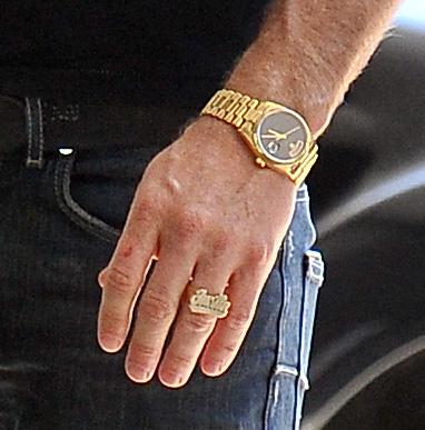 Självdistans 1 Justin Theroux har både snajdig klocka och en ring med egna namnet "Justin” understruket i guld.
