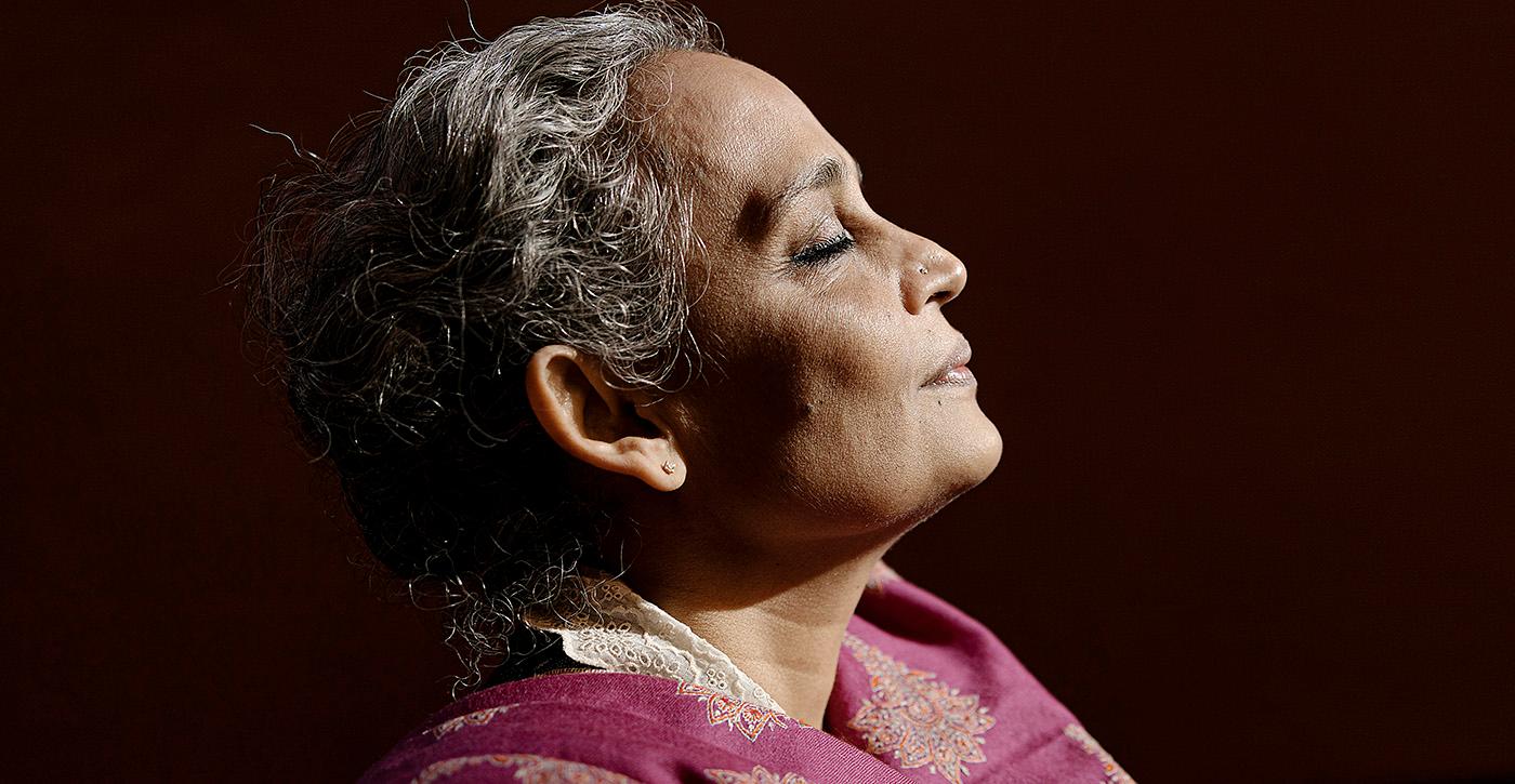”Hinduismens kastsystem har delat upp folk i olika hierarkier, små lådor där ingen behöver känna någon annans smärta. Alla har någon att bli förtryckt av och förtrycka i sin tur”, säger Arundhati Roy.