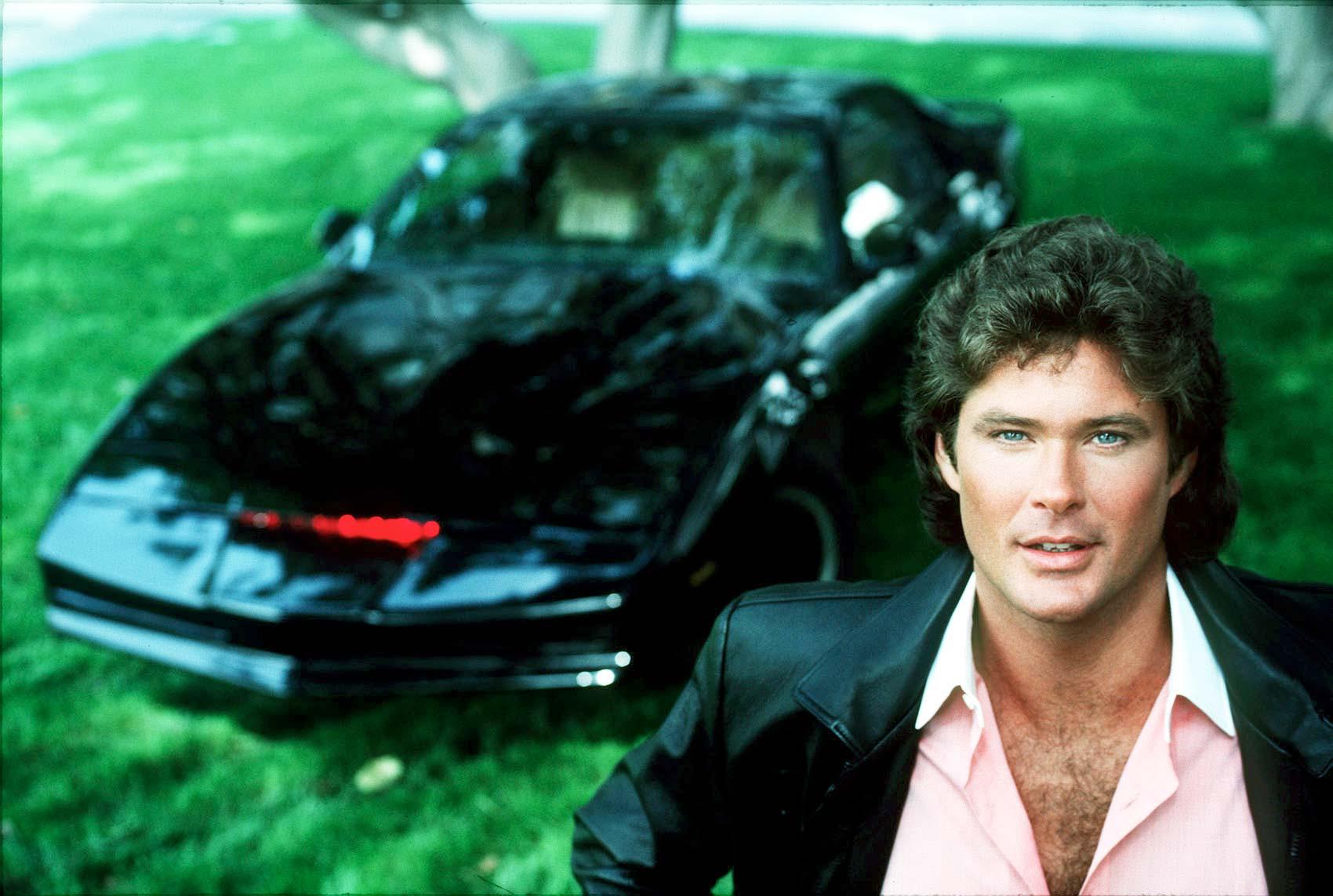 David Hasselhoff som Michael Knight i ”Knight Rider”. Bilen i bakgrunden? En talande Pontiac Firebird Trans Am vid namn K.I.T.T och Knights ständige följeslagare i tv-serien.