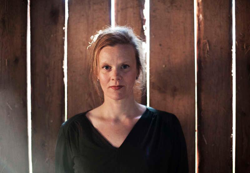 Gertrud Hellbrand (född 1974) överraskar med en myllrande släktkrönika i nya romanen.