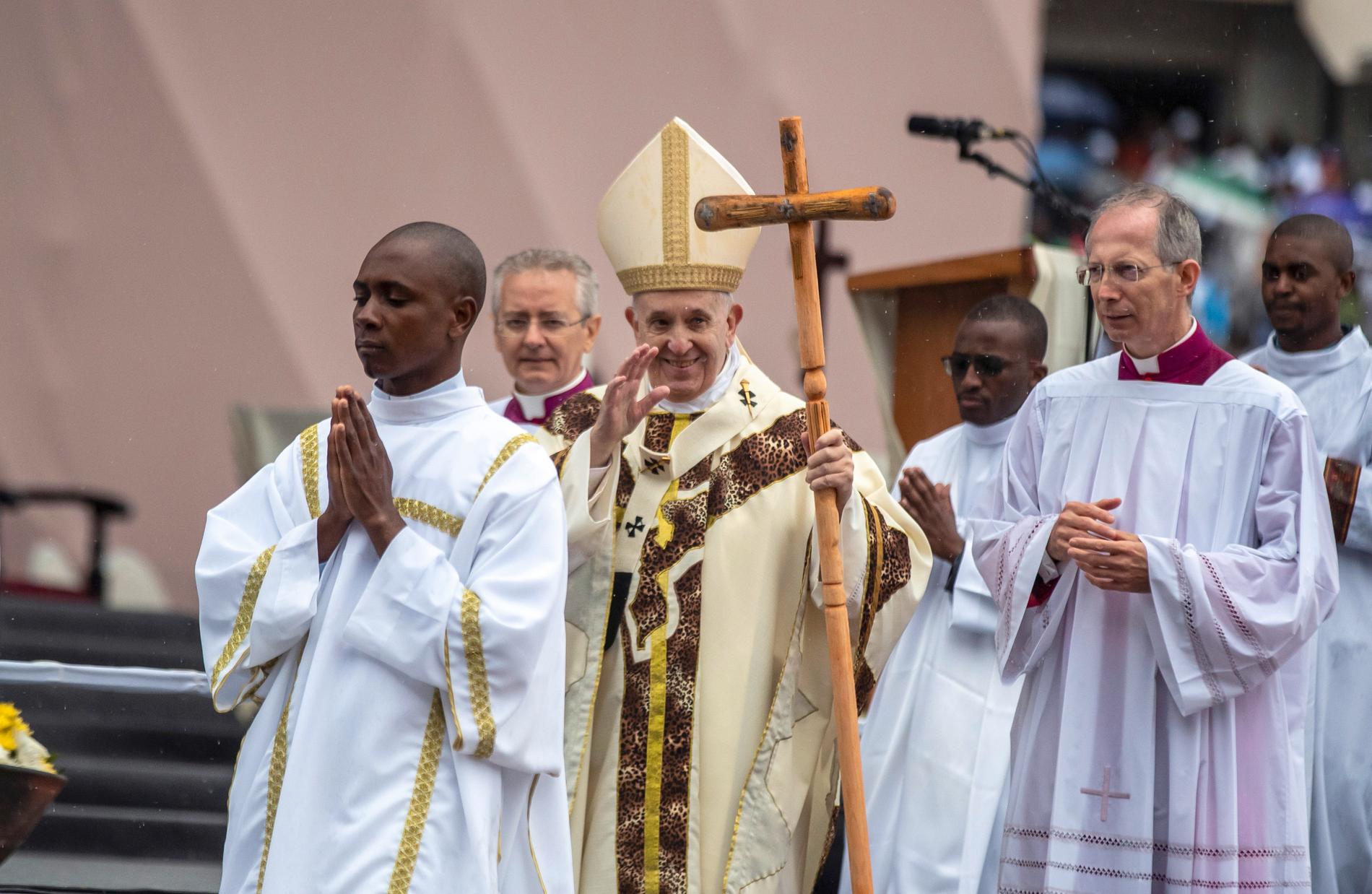Påve Franciskus, i mitten, vinkar till åhörarna efter att ha hållit mässa på Zimpeto-arenan i Maputo på fredagen.