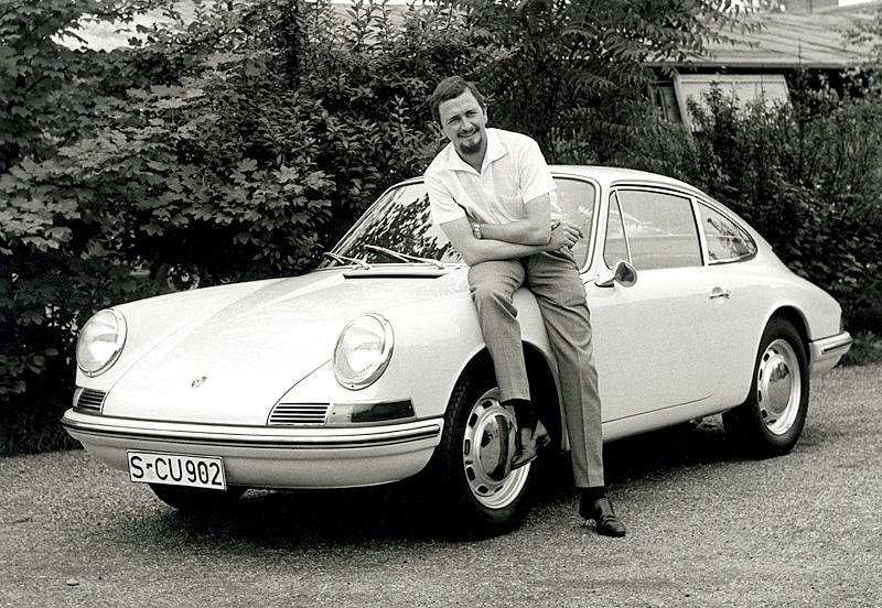 Ferdinand Alexander Porsche framför en av sina bilar.