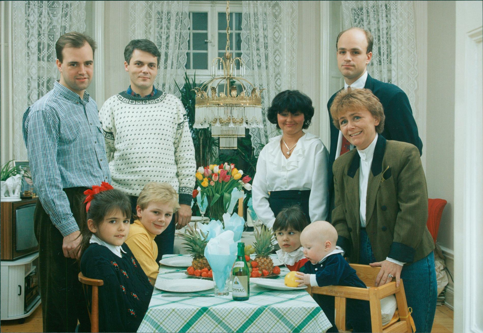 Middag 1992 hos Beatrice Ask till höger, som då var skolminister. Fredrik Reinfeldt var ordförande för MUF och bredvid honom står Odd Eiken, som tog fram friskolereformen på utbildningsdeprtementet. 