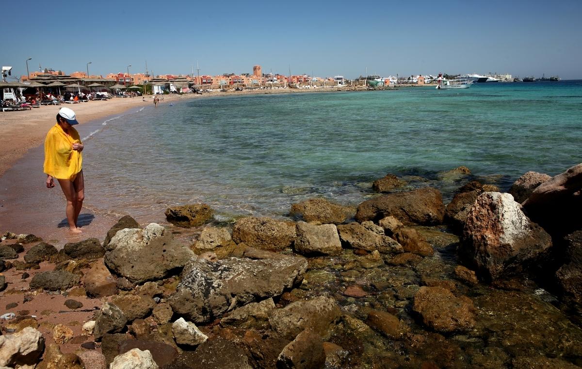 Stranden i Hurghada är helt annekterad av olika hotell – de olika delarna separeras av stenrösen och stora staket.