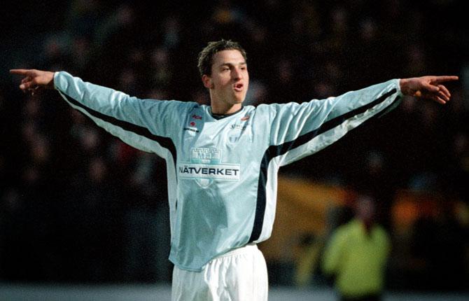 "Jag ska slå ned som en blixt i allsvenskan", sa Zlatan inför allsvenskan 2001. I premiären hemma mot AIK gjorde han två mål.