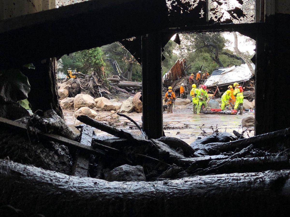 Räddningsarbetare arbetar med insatser efter jordskredet i Montecito, Kalifornien.