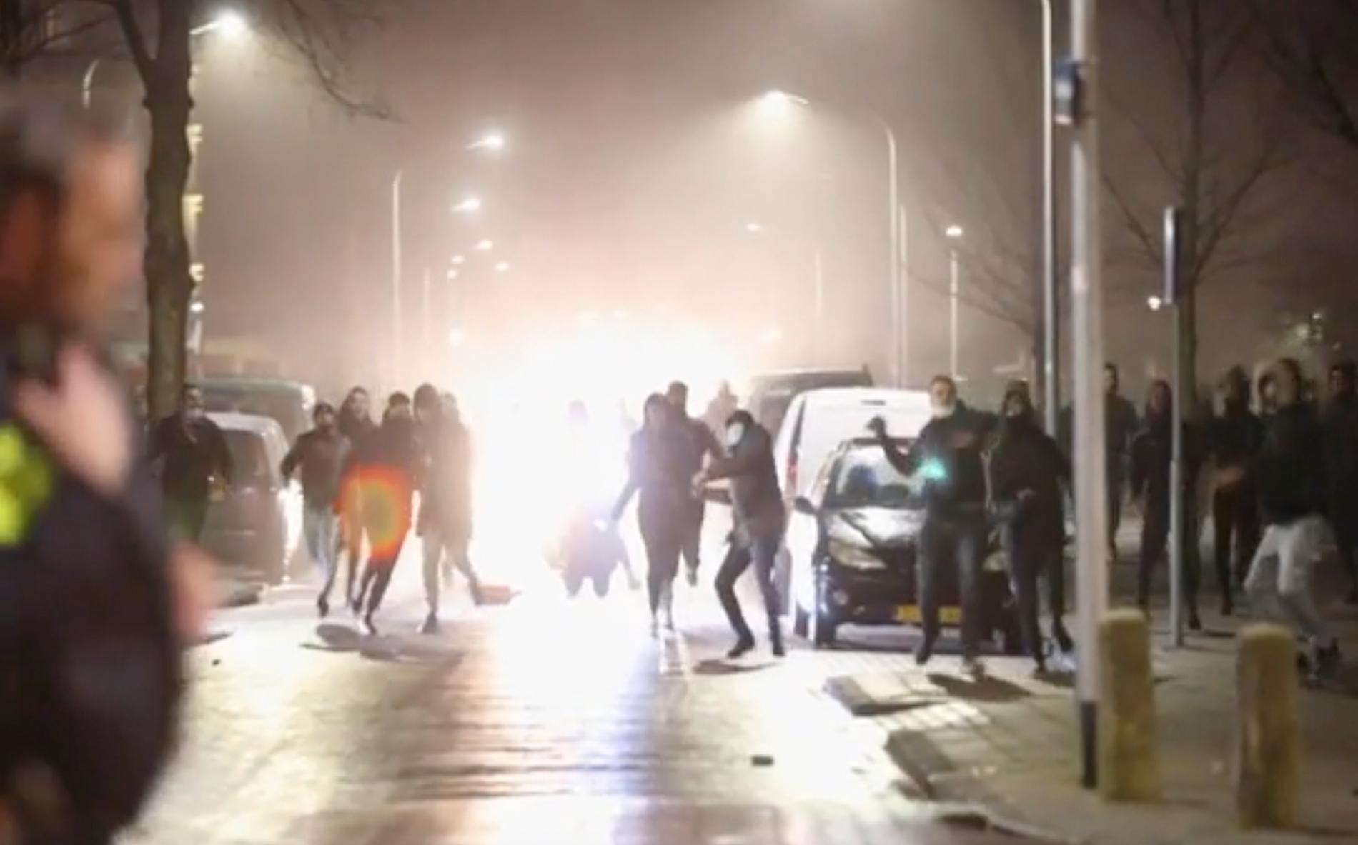 Stenkastande demonstranter och kravallpolis drabbar samman i Haarlem. 