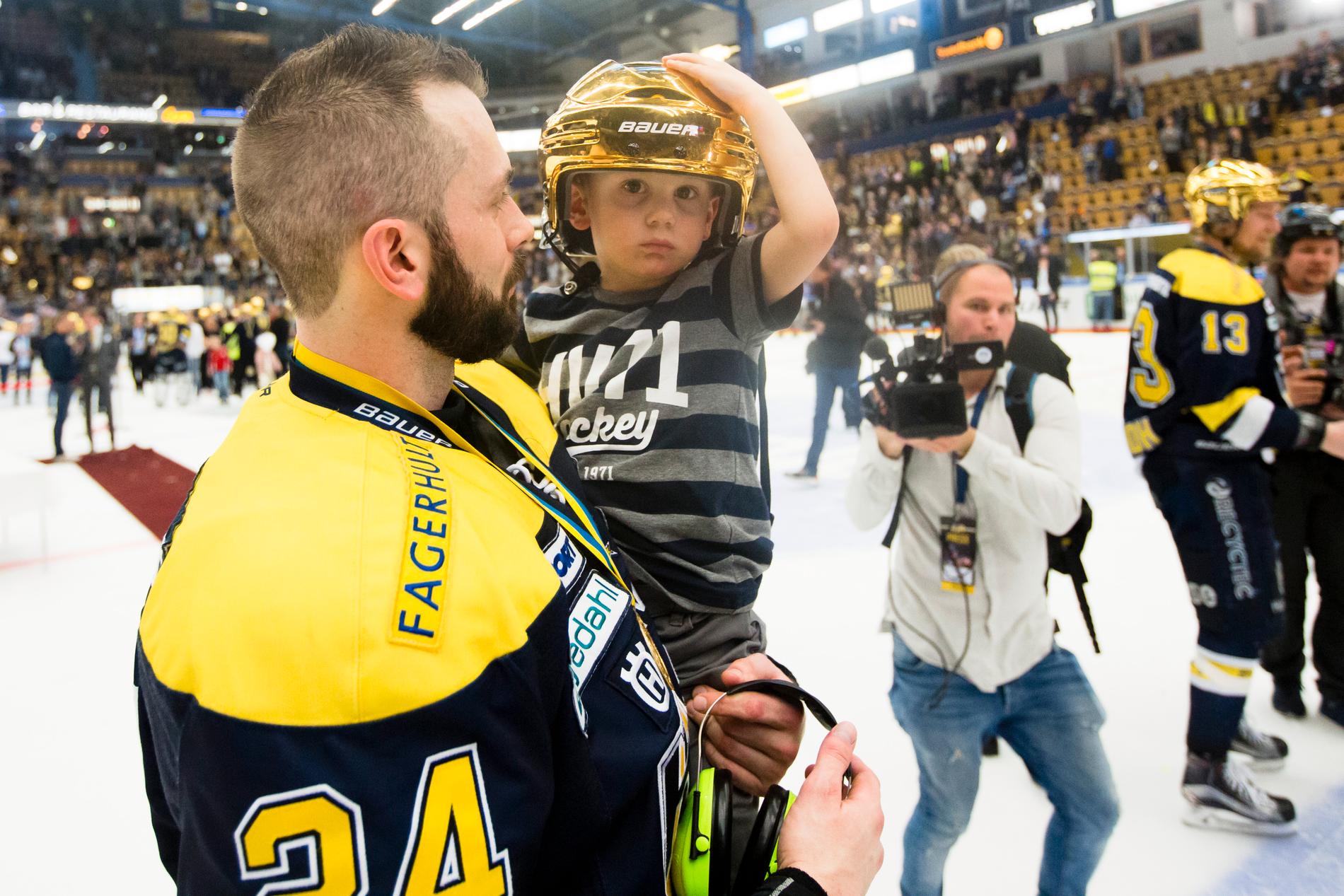 Erik Christensen med sin son efter guldet.