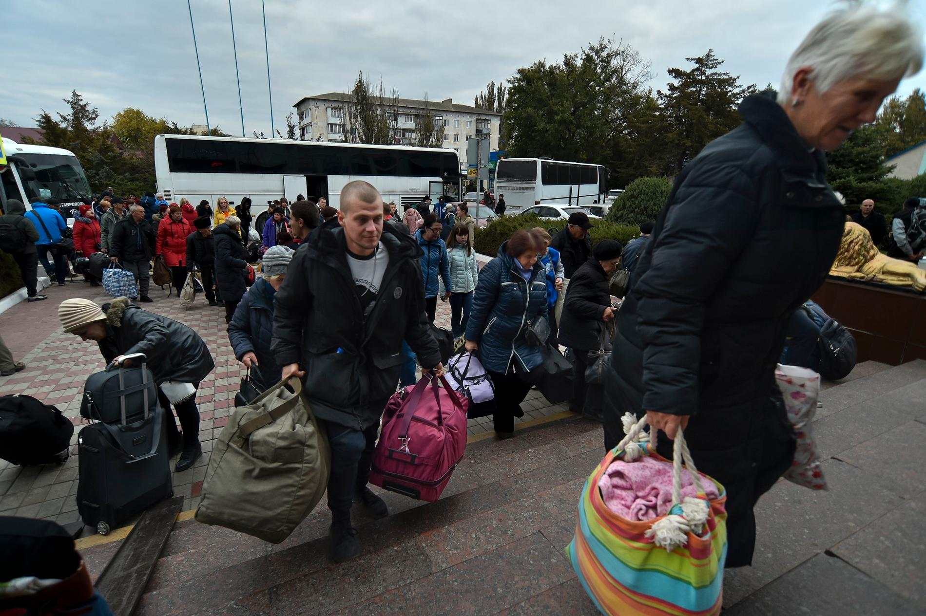 Personer som har evakuerats från Cherson anländer till järnvägsstationen i Dzjankoj på Krim.