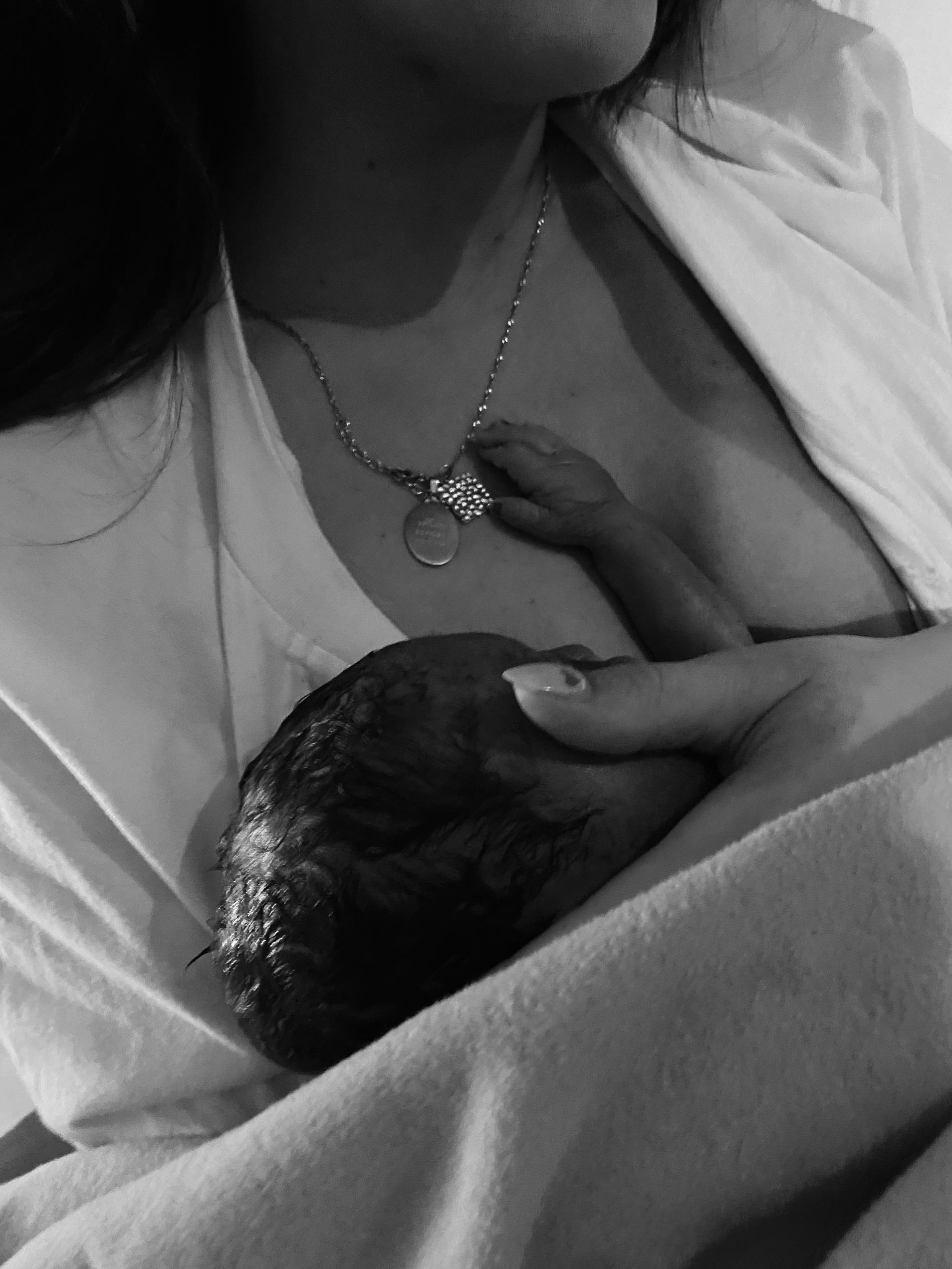 Danijela Pavlica med sonen Lyon på bröstet.