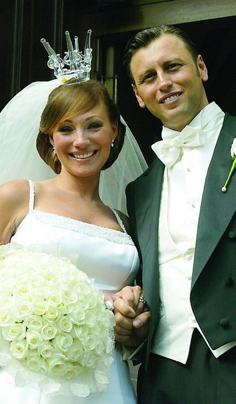 I augusti 2003 gifte sig Charlotte med krögaren Nicola och passade samtidigt på att byta bort svenska Nilsson mot italienska Perrelli.