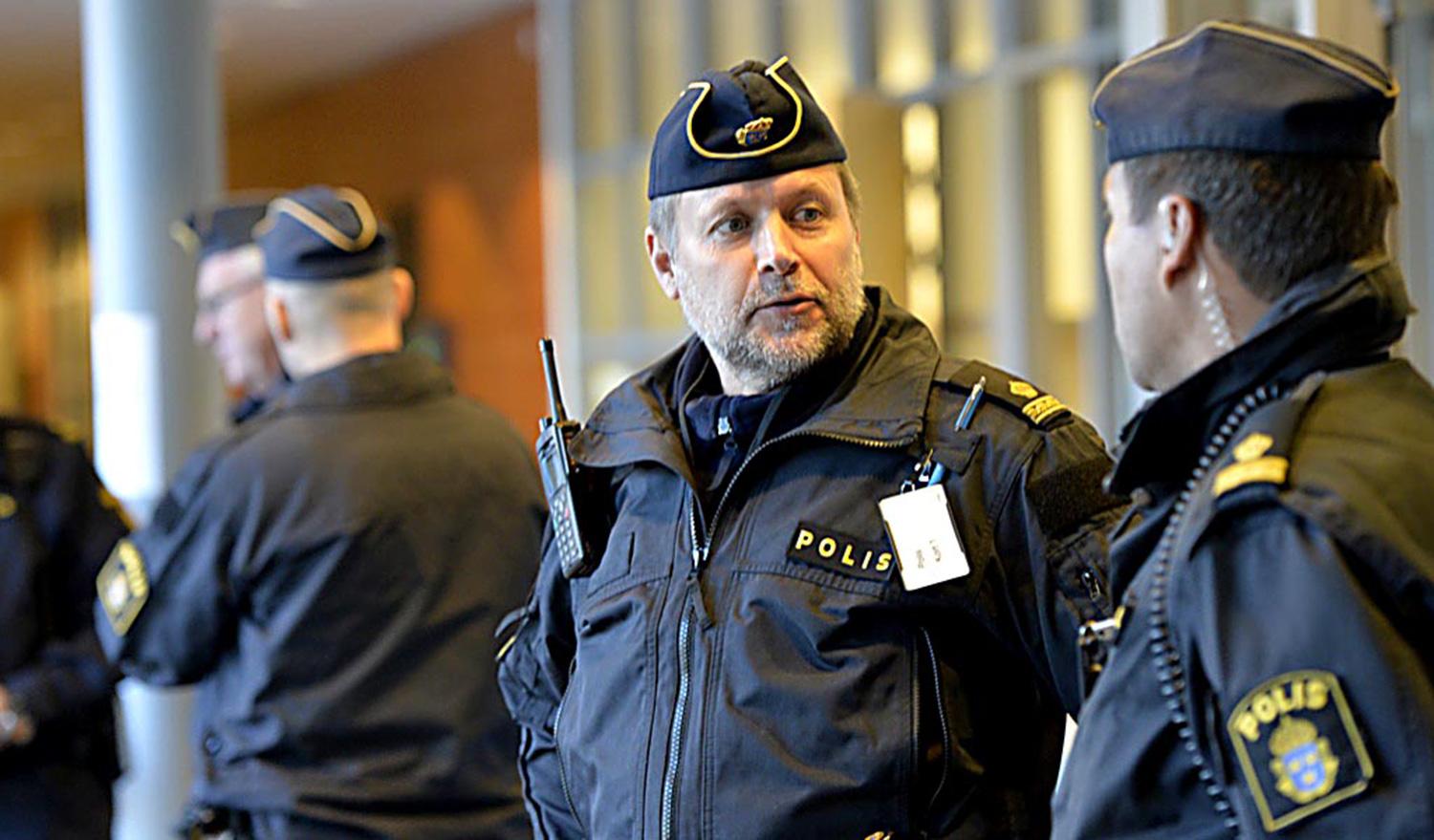 Poliser utanför säkerhetssalen i Göteborgs tingsrätt.