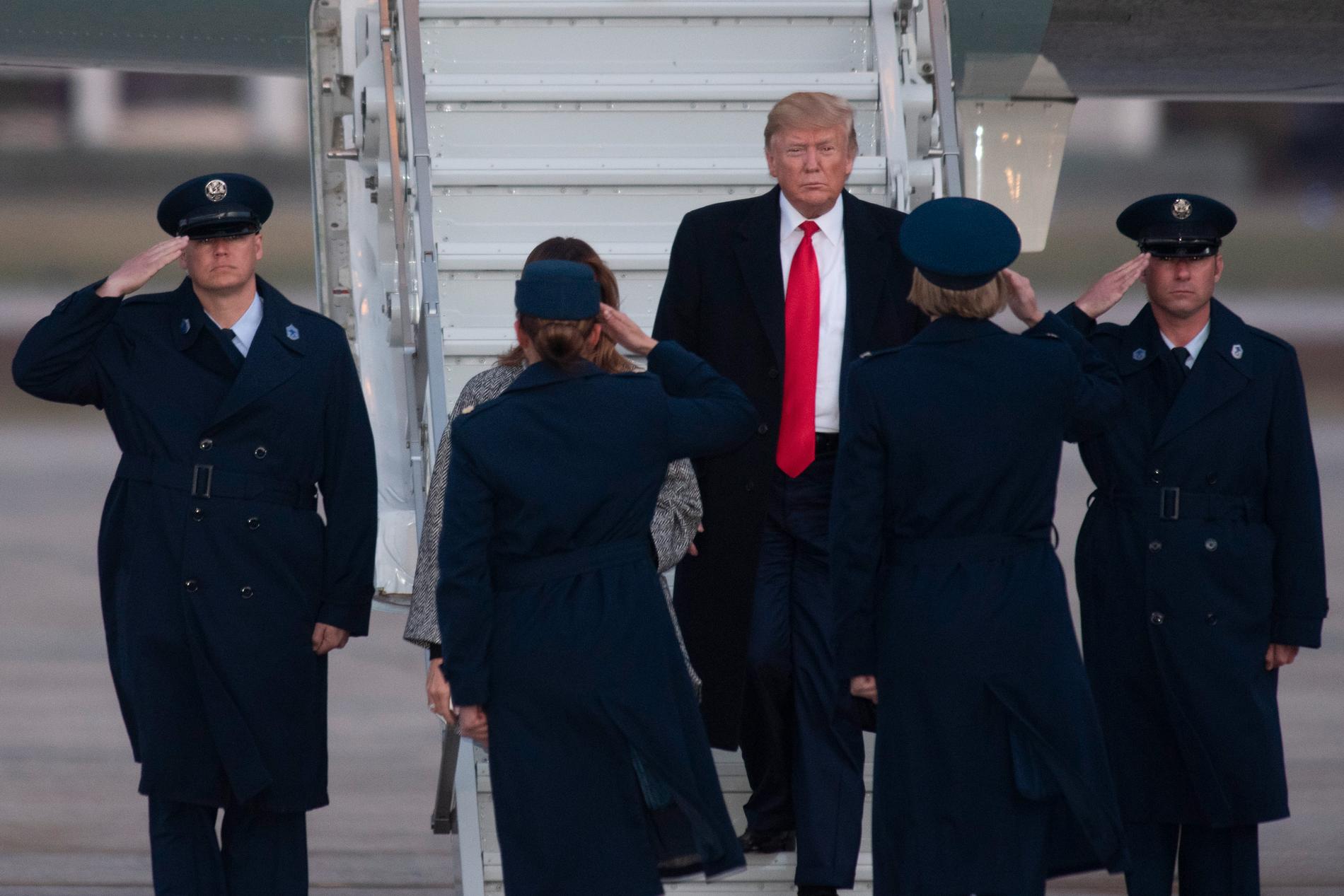 Donald Trump kliver av presidentplanet Air Force One.