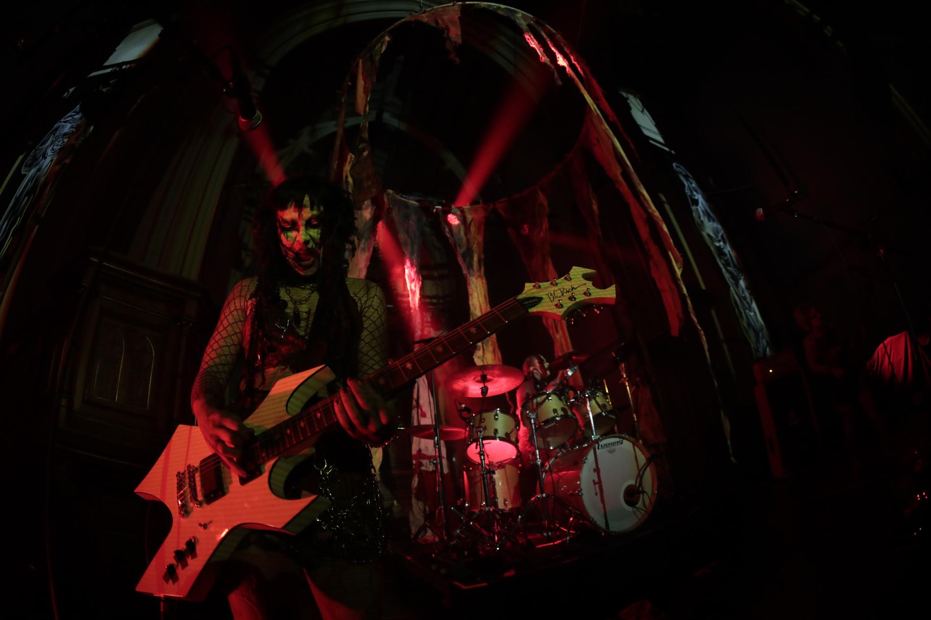 Nikoline Spjelkavik spelar gitarr i den norska black metal-sensationen Witch Club Satan. Häromveckan besökte trion Stockholm.