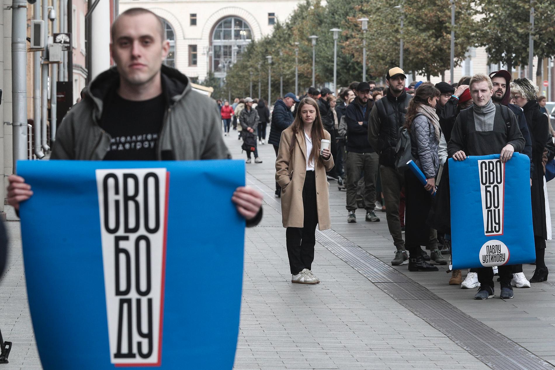 Demonstranter i Moskva på onsdagen kräver att den fängslade skådespelaren Pavel Ustinov släpps.