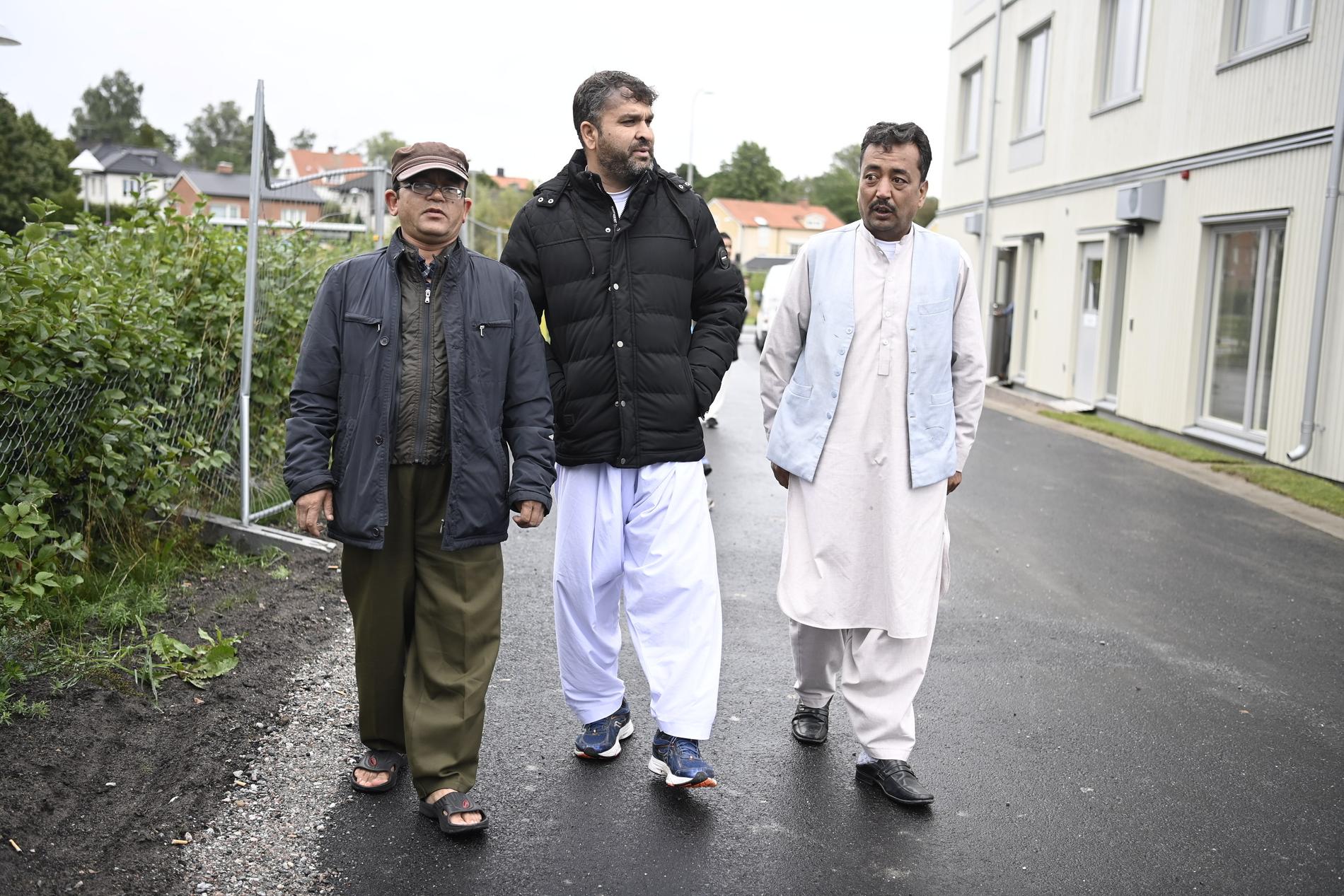 Fazal Rahim, Rafi Shoor Niyazi, och Ahmad Khan Attae har alla arbetat på den svenska ambassaden. 