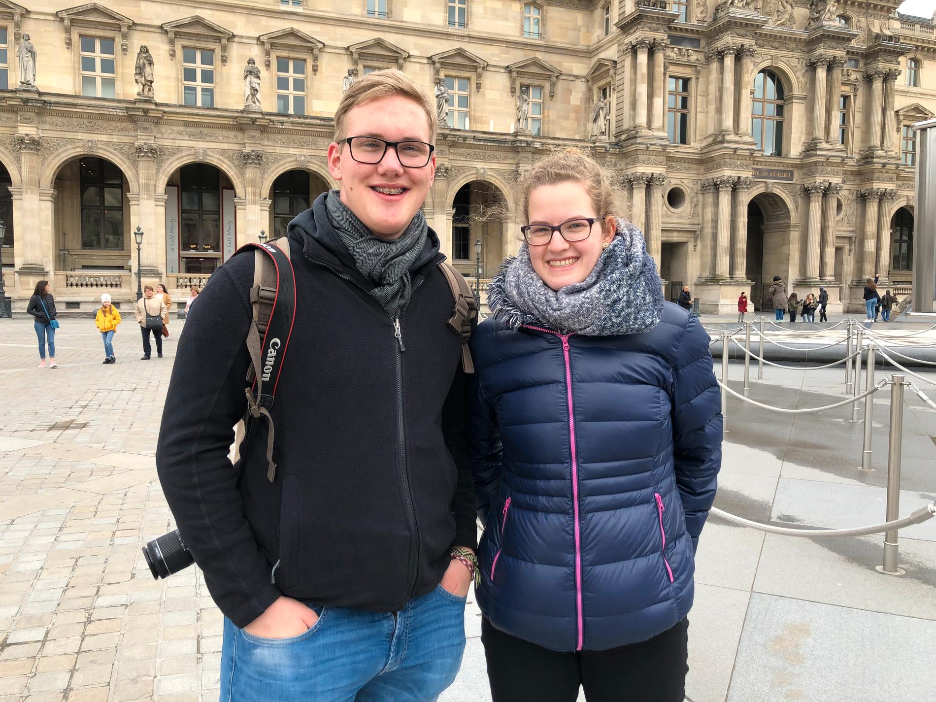 Georg och Luisa från Bayern i Tyskland tillhör de få turisterna i Paris just nu. Köerna vid Louvren är minimala.