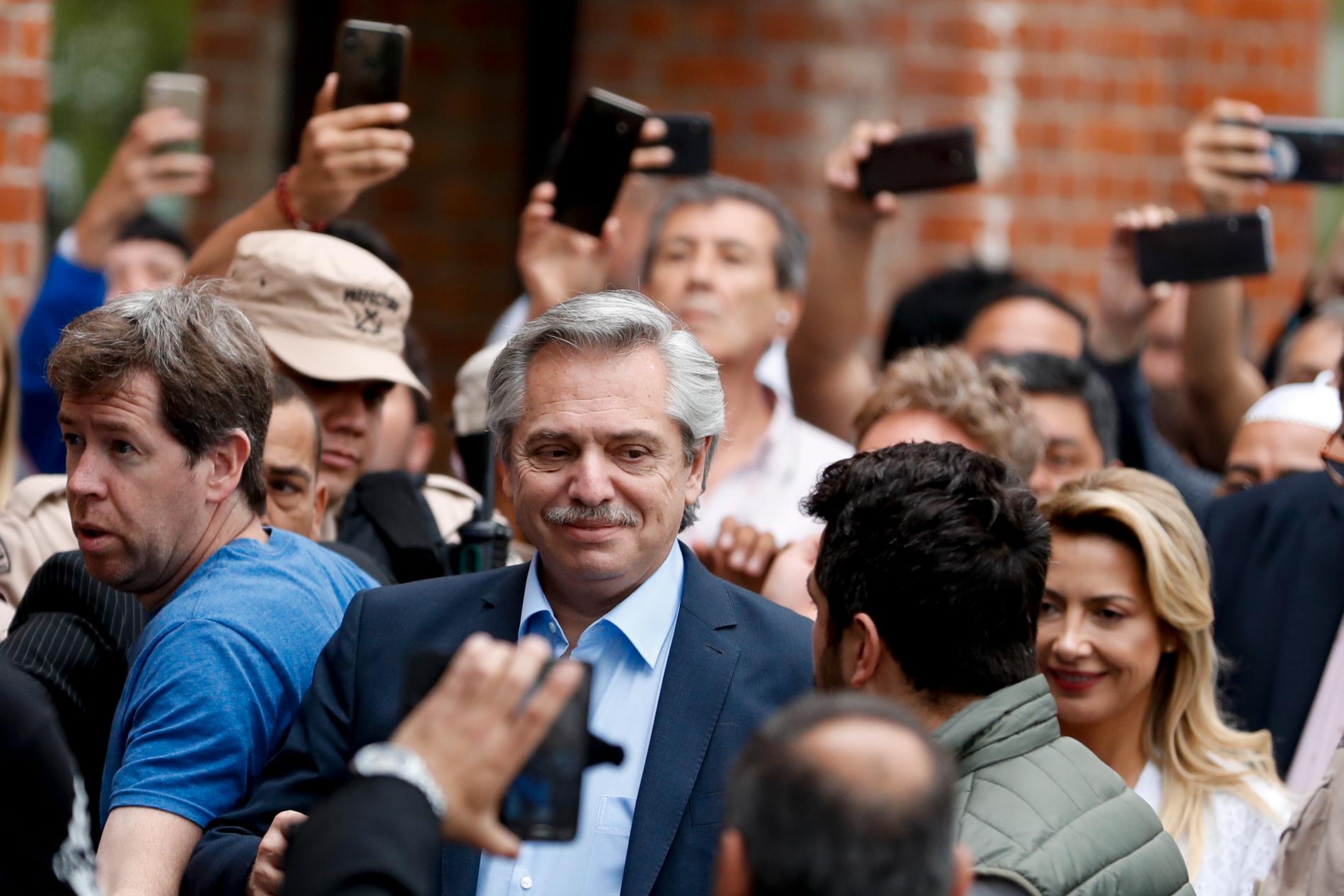 Vänsterperonisten Alberto Fernández utanför vallokalen i Buenos Aires på söndagen.