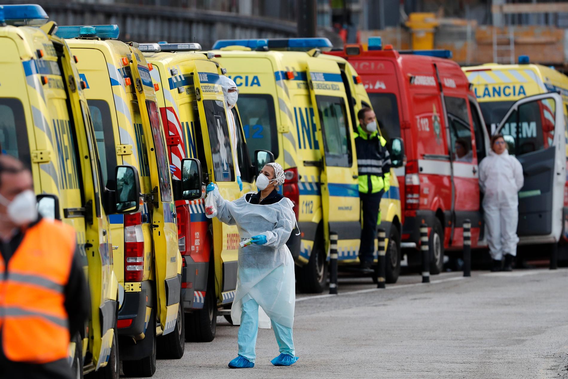 Ambulanser med covid-patienter köar utanför Santa Maria hospital i Lissabon den 22 januari.