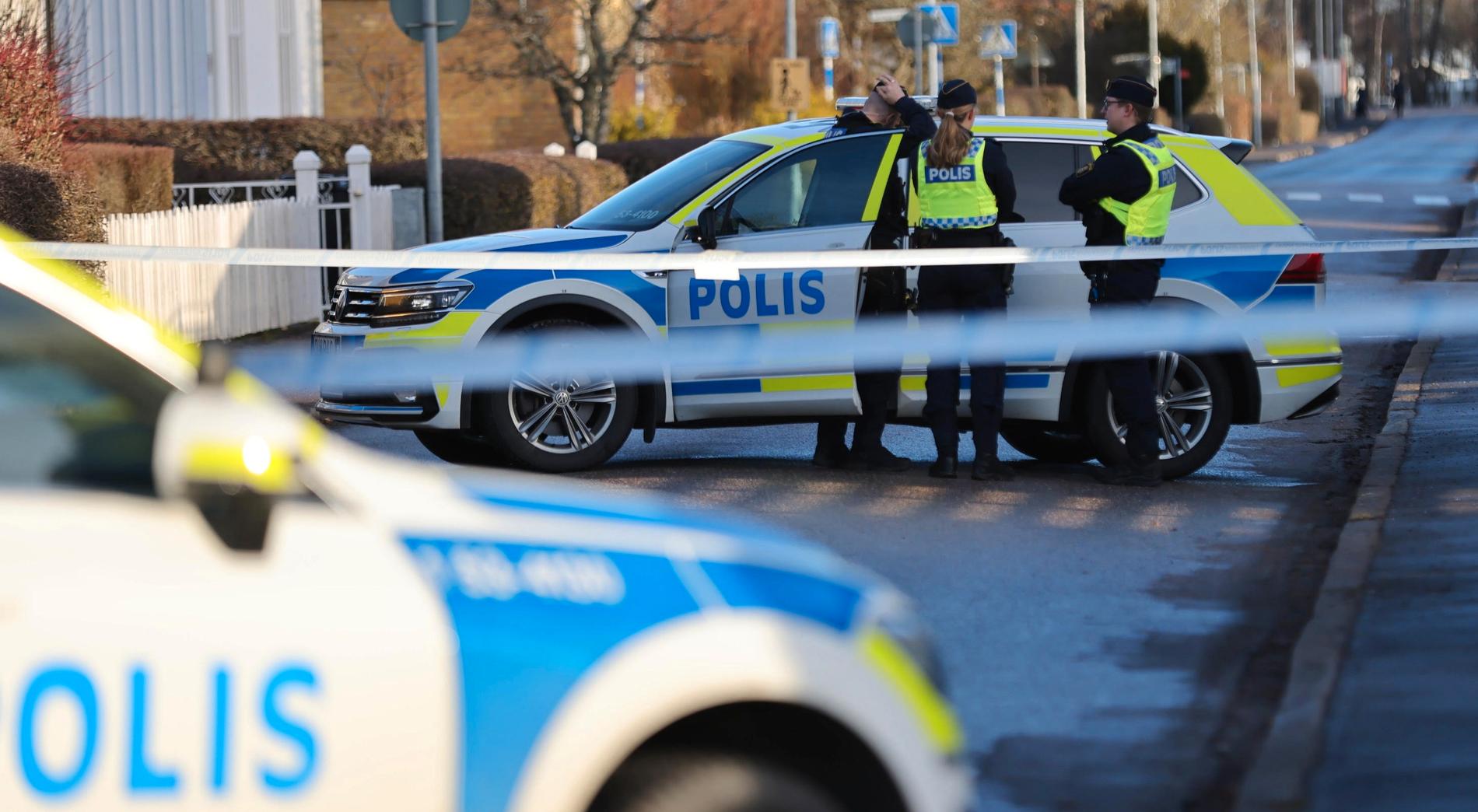 Polis på plats efter larm om utomhusvåldtäkt i Lidköping. 