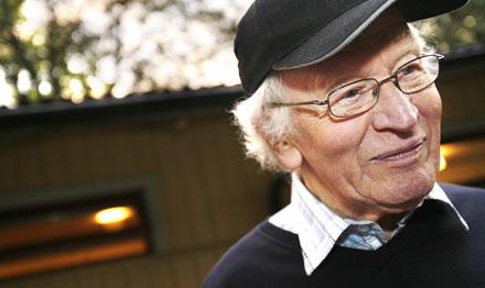 En 50 år lång karriär fick den folkkäre Thore Skogman som nu har somnat in. Här fotograferad när han deltog i SVT:s Allsång på Skansen i somras.