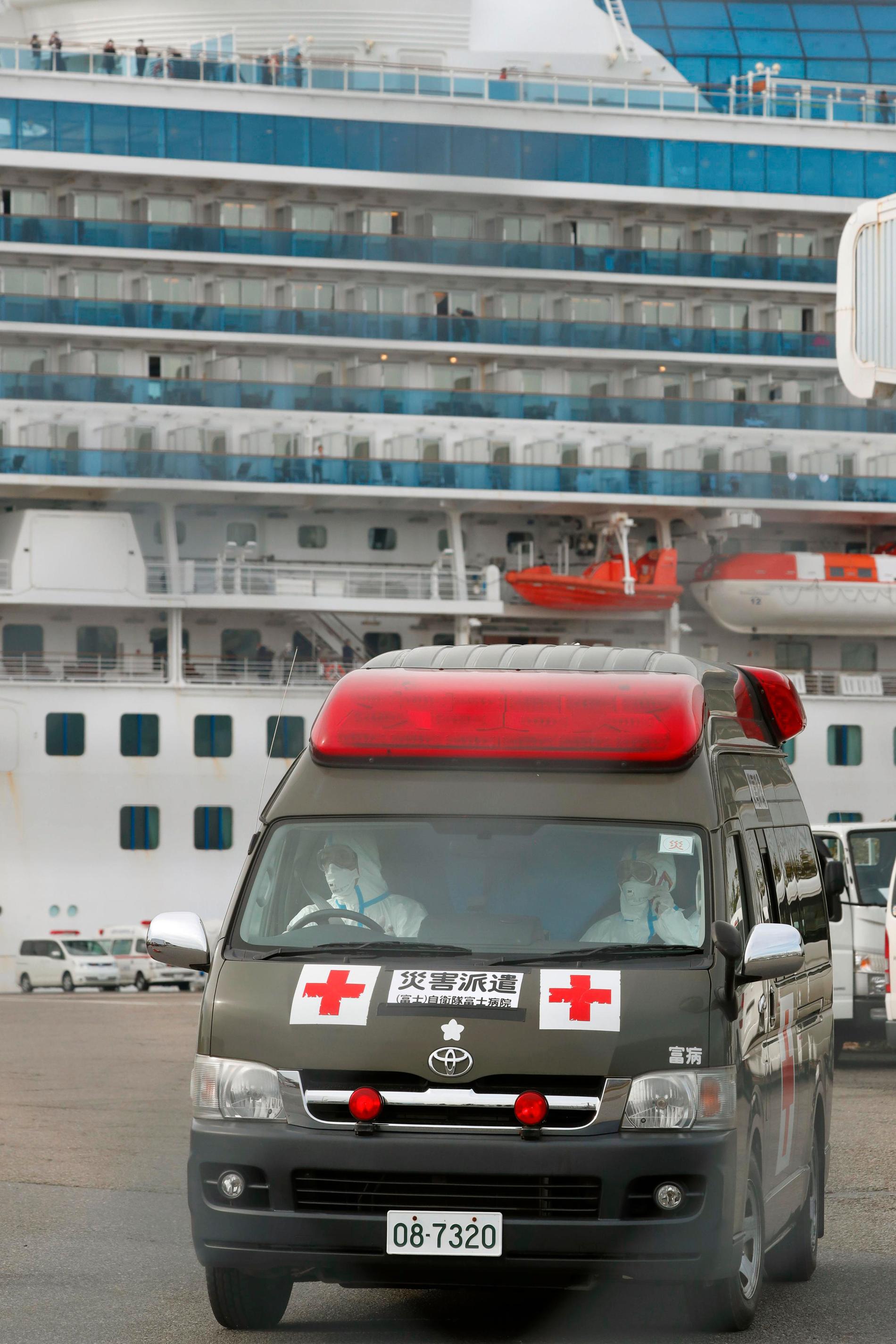En ambulans lämnar kajen i Yokohama, där Diamond Princess, ligger isolerad.