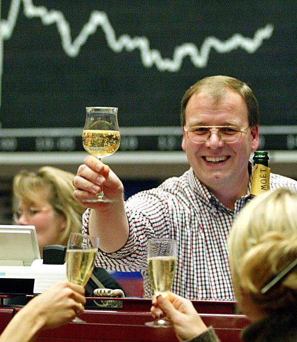 Skål Värdepappersmäklarna skålar i champagne. Inte så konstigt – med tanke på deras lön. Foto: SXC.HU