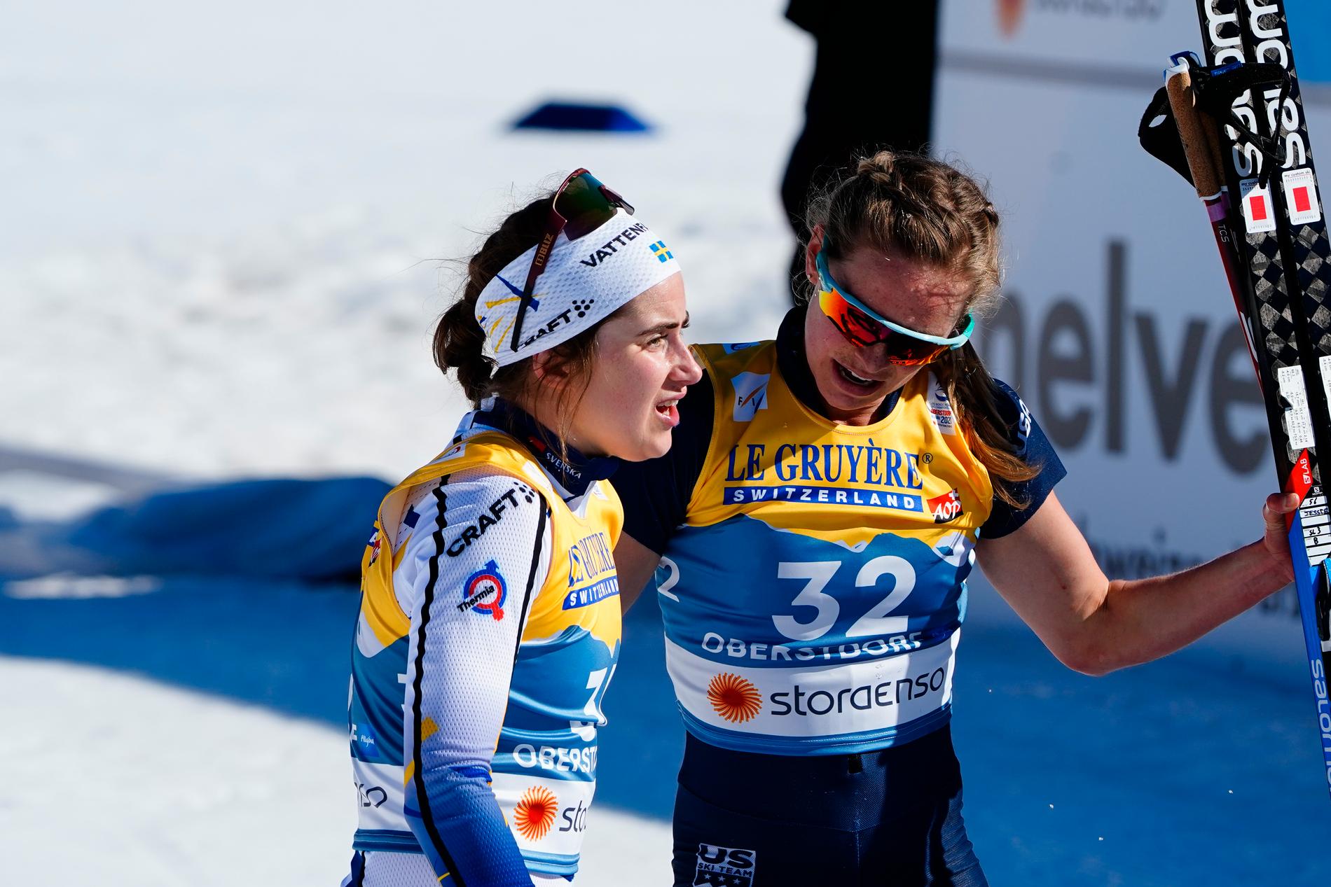 Ebba Andersson (vänster) räknar inte med mycket hjälp från Heidi Weng. 