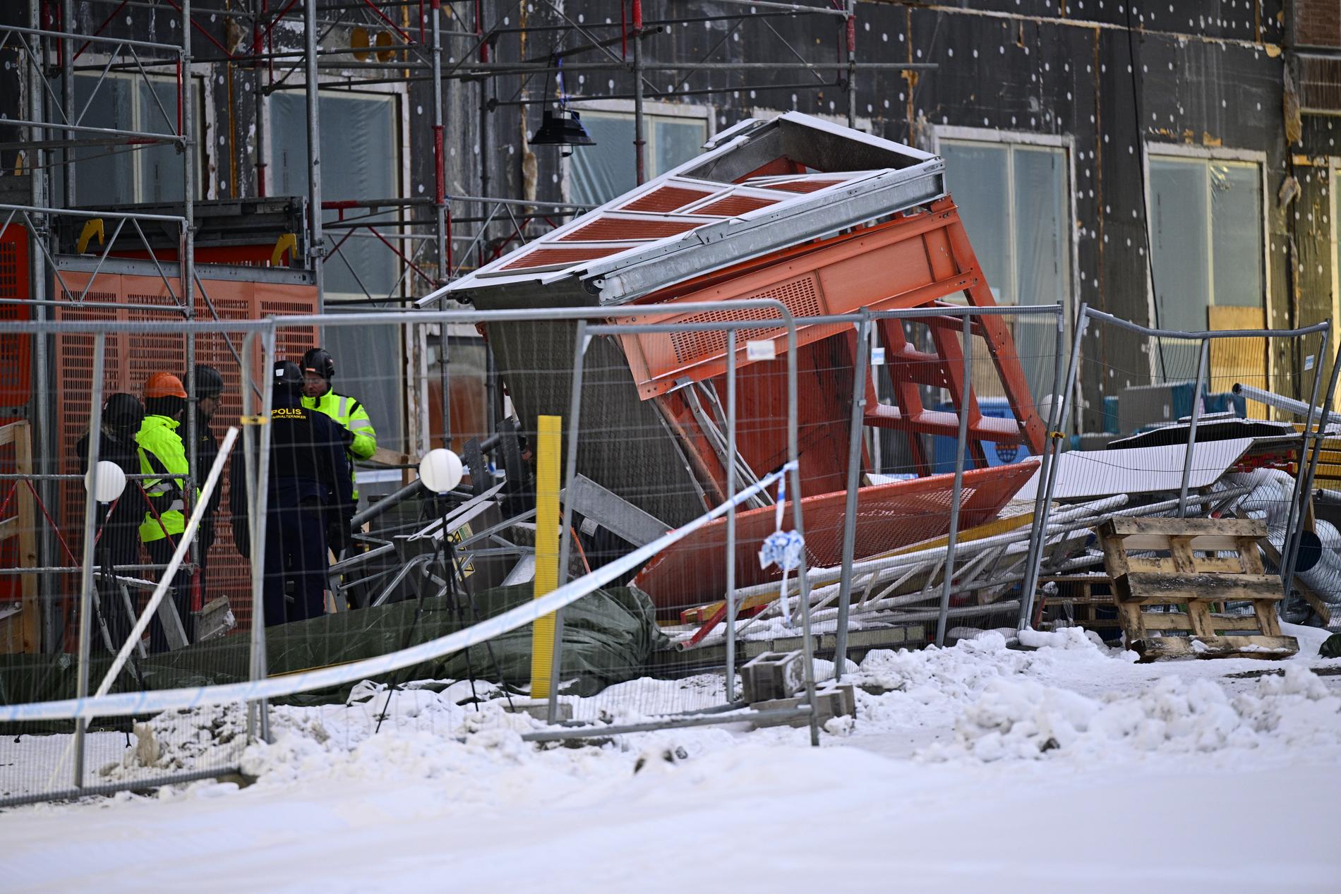 Polisens kriminaltekniker vid olycksplatsen i Ursvik i Sundbyberg där fem män omkom i en hissolycka.