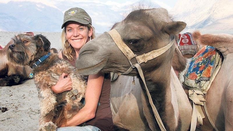 Oscar har rest till 29 länder i fem världsdelar. Här är han med matte Joanne Lefson i Indien, där en kamel blir nyfiken på honom.