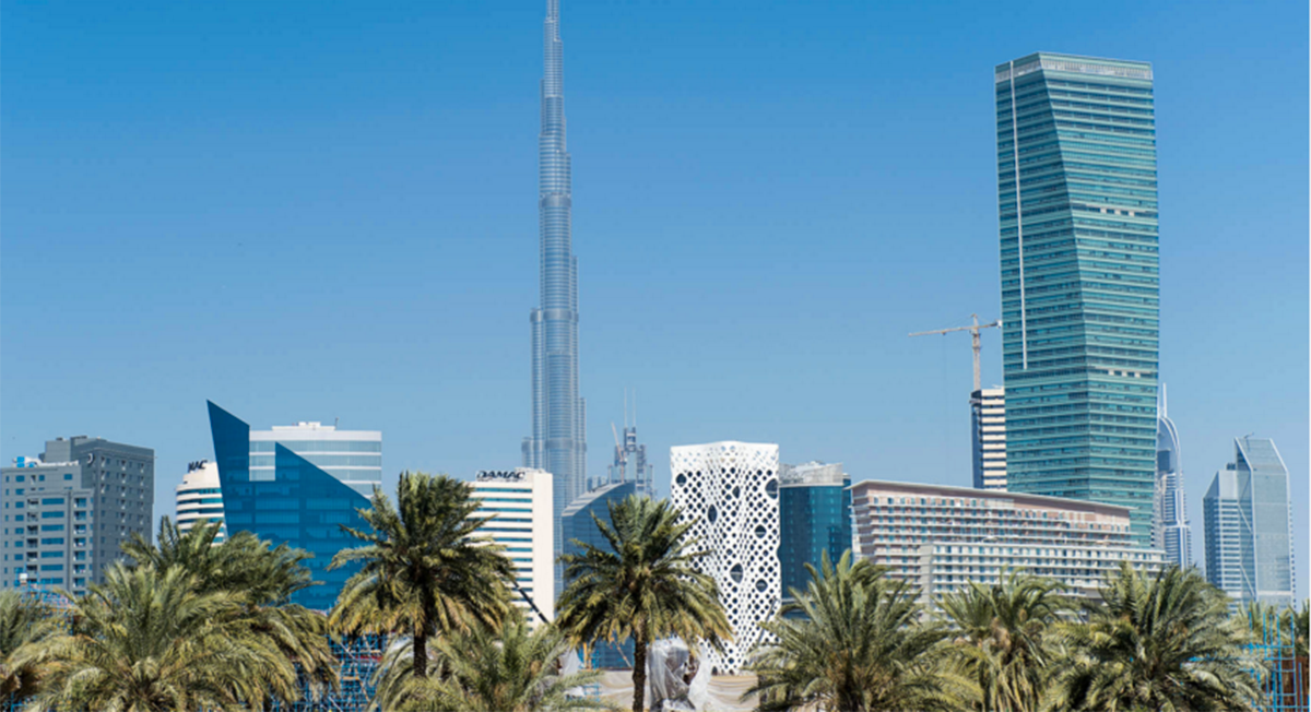 Vy över Dubai med världens högsta byggnad, Burj Kalifa i mitten, efter en träning med AIK