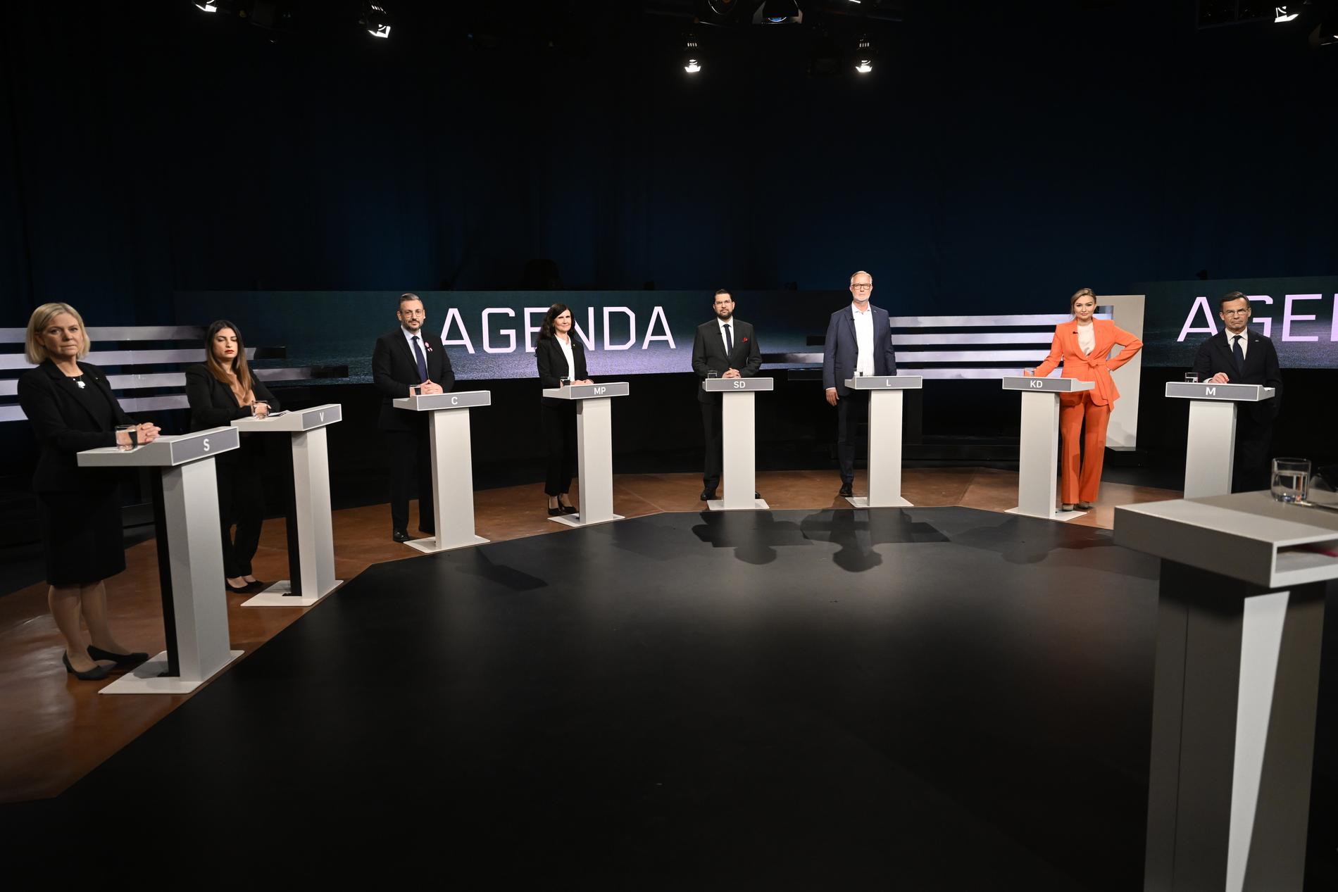 Magdalena Andersson (S), Nooshi Dadgostar (V), Muharrem Demirok (C), Märta Stenevi (MP), Jimmie Åkesson (SD), Johan Pehrson (L), Ebba Busch (KD) och statsminister Ulf Kristersson (M) i studion under SVT:s partiledardebatt.