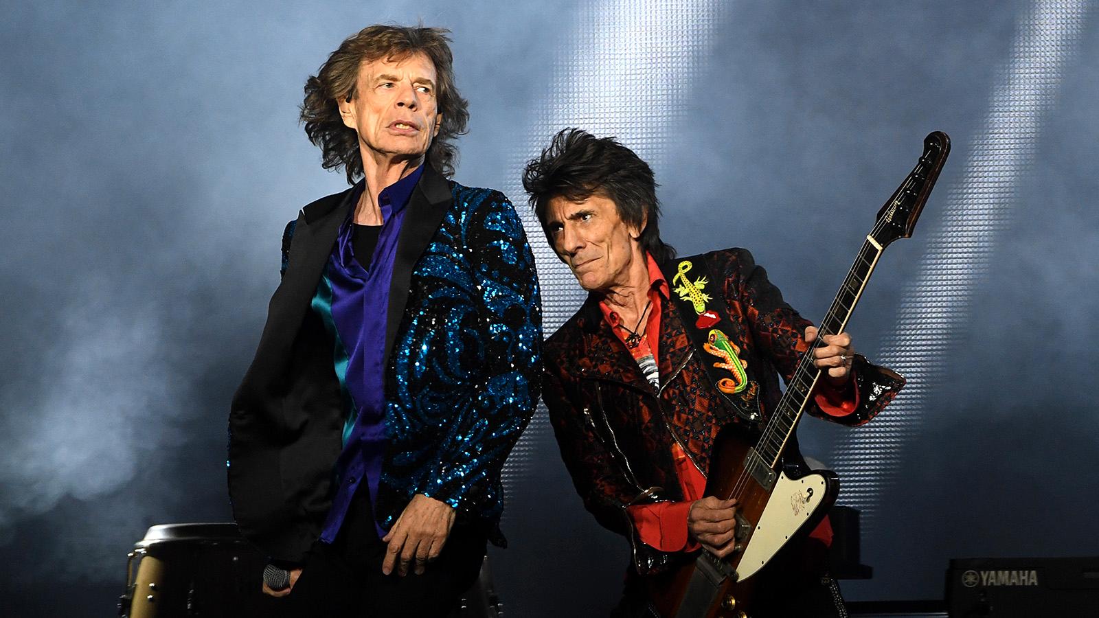 Mick Jagger och Ronnie Wood på scen, 2017.