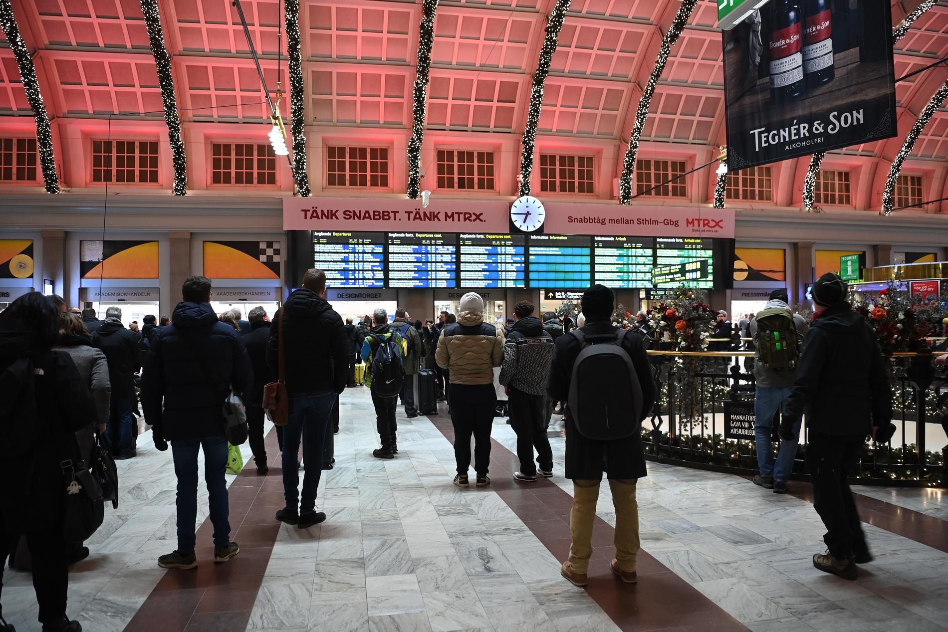 På centralstationen i Stockholm följer resenärer uppdateringarna på tavlan. 