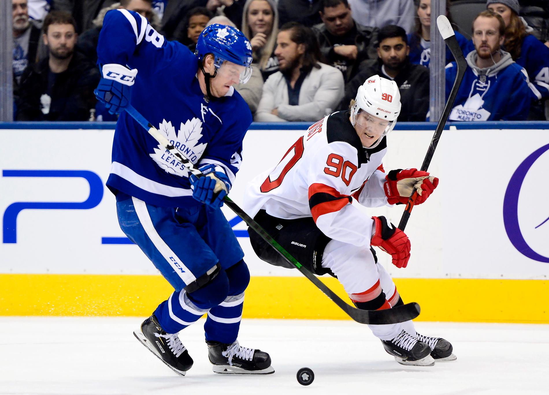Torontos Rasmus Sandin storspelade när han återigen fick chansen i NHL. Toronto besegrade New Jersey med 7–4.