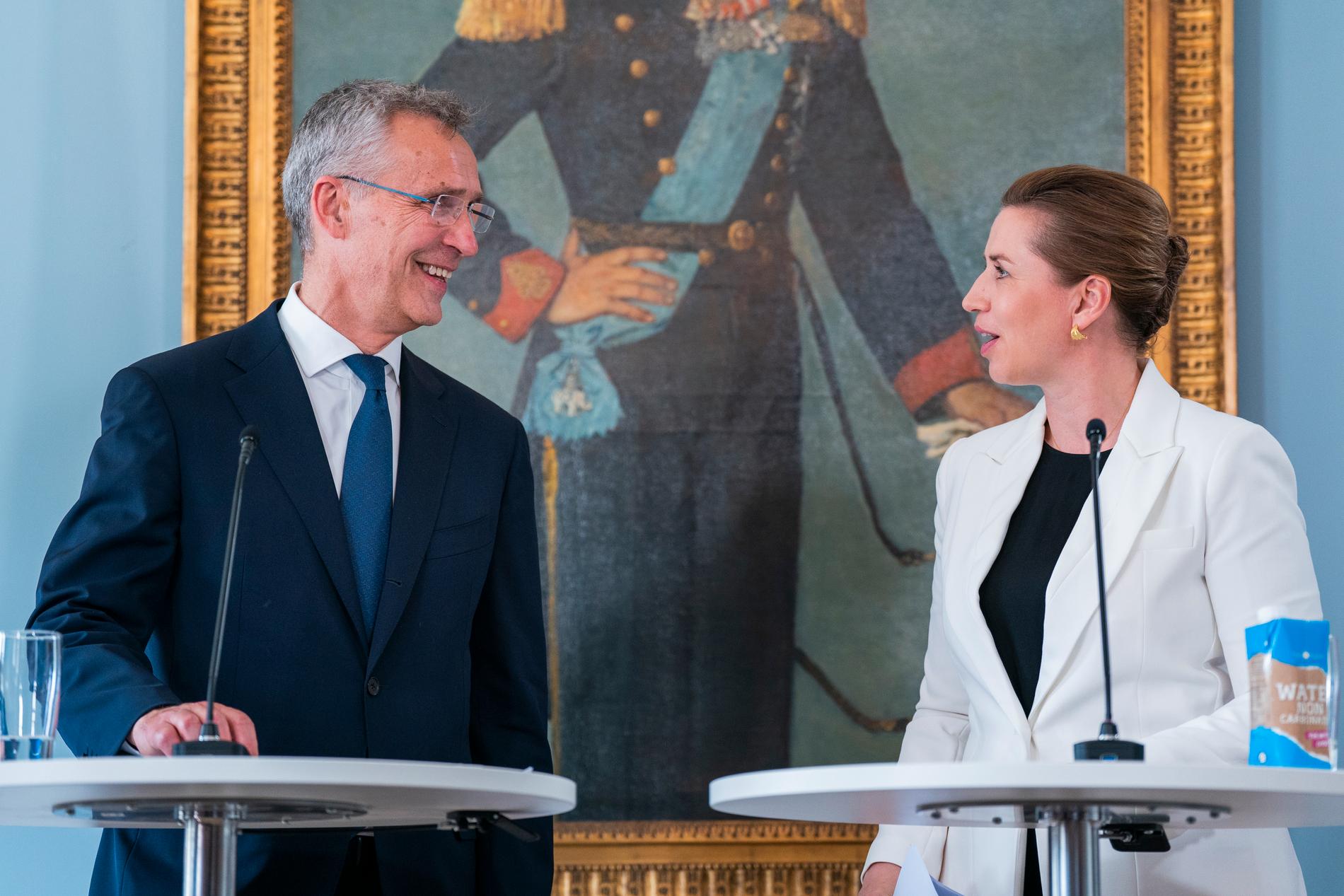 Natos generalsekreterare Jens Stoltenberg i samspråk med Danmarks statsminister Mette Frederiksen i torsdags.