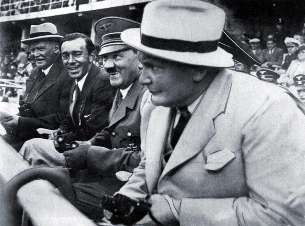 Sibyllas pappa Karl Edvard av Sachsen-Coburg-Gotha sitter tillsammans med prins Gustaf Adolf, Adolf Hitler och Hermann Göring på vip-läktaren under OS i Berlin 1936.