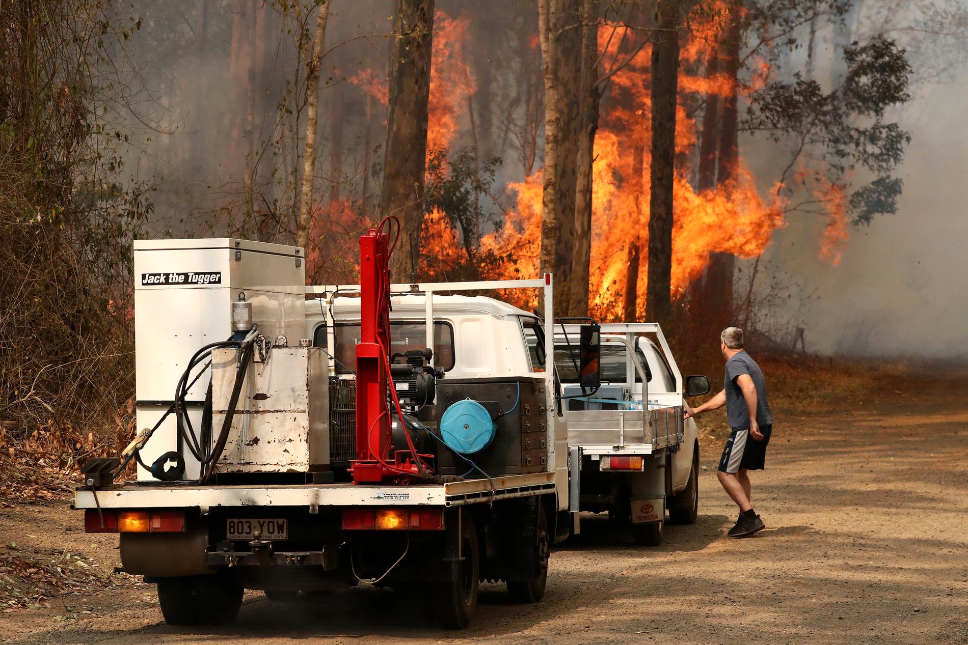 En invånare i Busbys Flat, New South Wales, flyr bränderna. Bild från oktober.