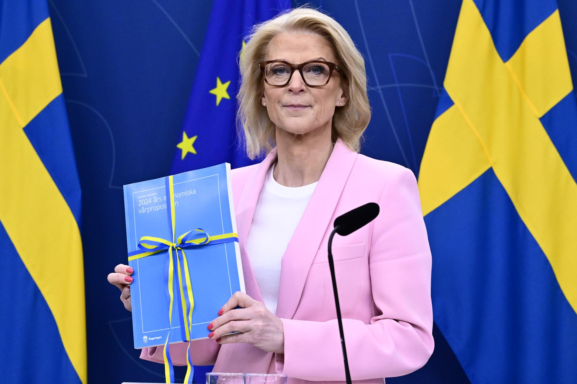 Finansminister Elisabeth Svantesson (M) presenterar vårbudgeten vid en pressträff i Rosenbad på måndagen.