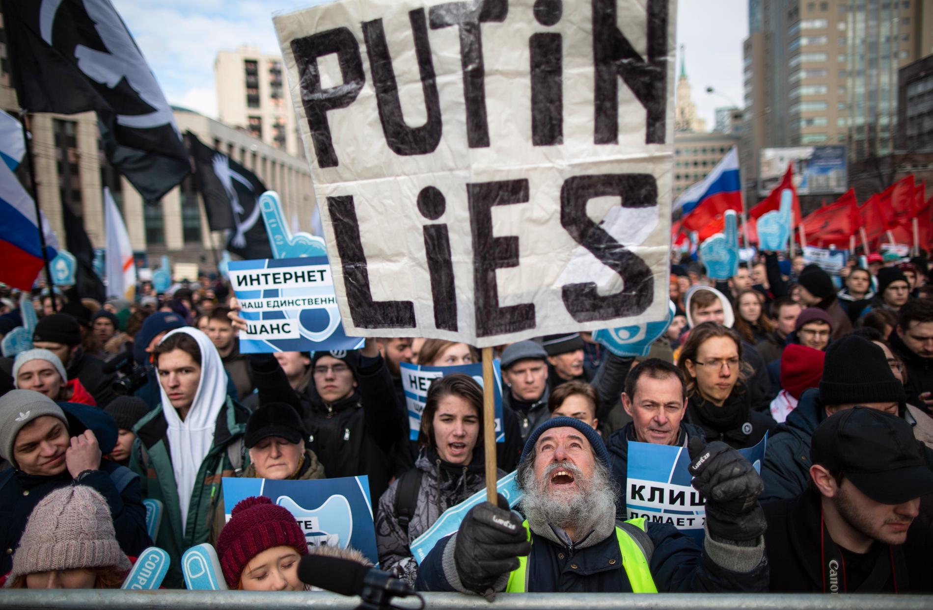 Demonstranter i Moskva protesterade i mars mot planerna på att införa en internetlag.